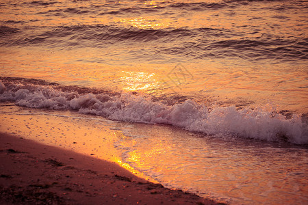 海浪在日落的光线下抽象背景图片