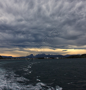 龙卷风吹过海陆北背景图片