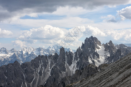 环绕熔岩的山丘高意大利图片