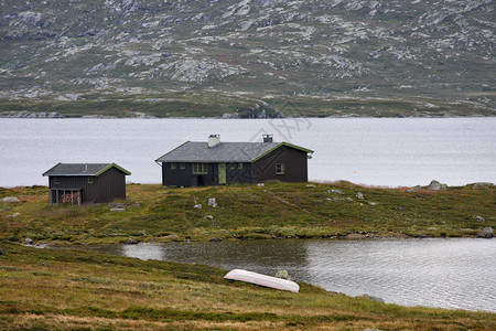 湖岸上的传统挪威人住房图片