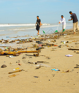 清理海滩的塑料垃圾图片
