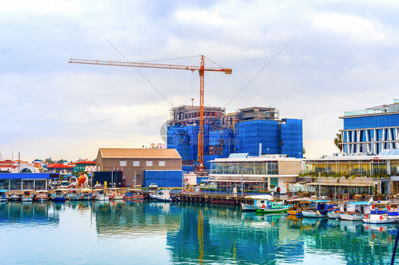 以利马索海滨建造筑工地停泊在码头和咖啡厅餐馆的船坞只塞浦路斯图片