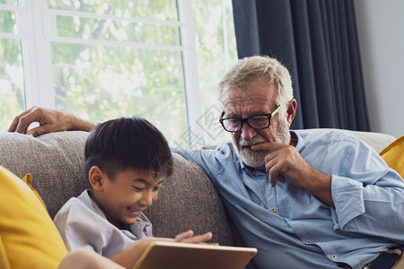 老人和孙子一起用平板电脑图片