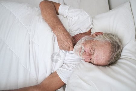 老年男子独睡头痛在房间里床上做恶梦或图片