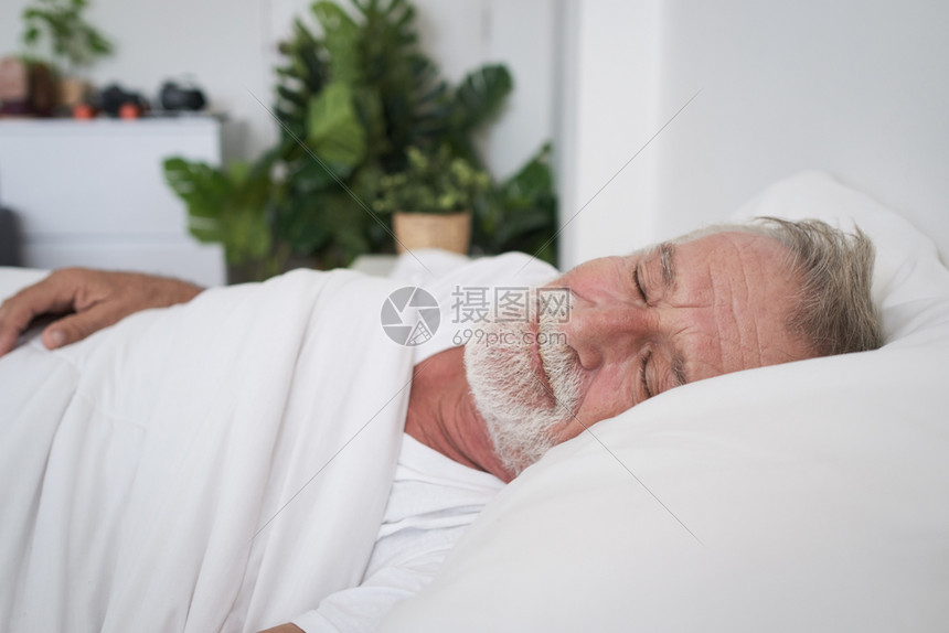 老年男子独睡头痛在房间里床上做恶梦或图片
