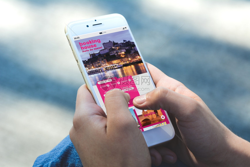 利用手机应用实时追踪比赛进程