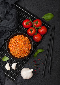 黑盘饭碗番茄烤肉大蒜还有黑底的筷子图片