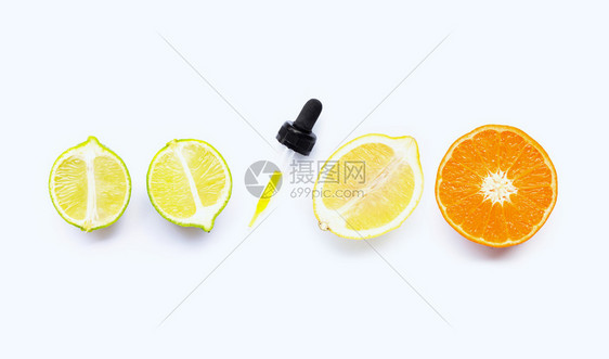 橙色柠檬和白底带滴水机图片