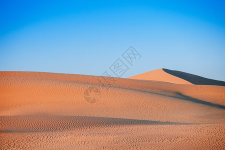 夜光明亮天空晴朗的alWthb沙漠中空的异国沙丘风景图片