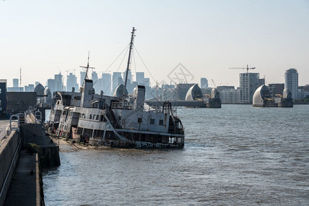 皇家渡船的残骸沉没在隆登码头靠近盐河屏障图片