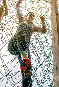 参加障碍课程的女学员攀爬网参加障碍课程攀爬网图片