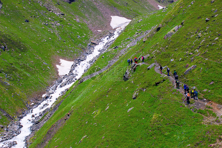徒步旅行者正走向5240米冰川的汉斯贝山峰喜马偕尔邦印度北部图片