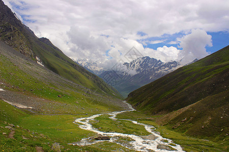 河和山背景的谷和山地背景图片