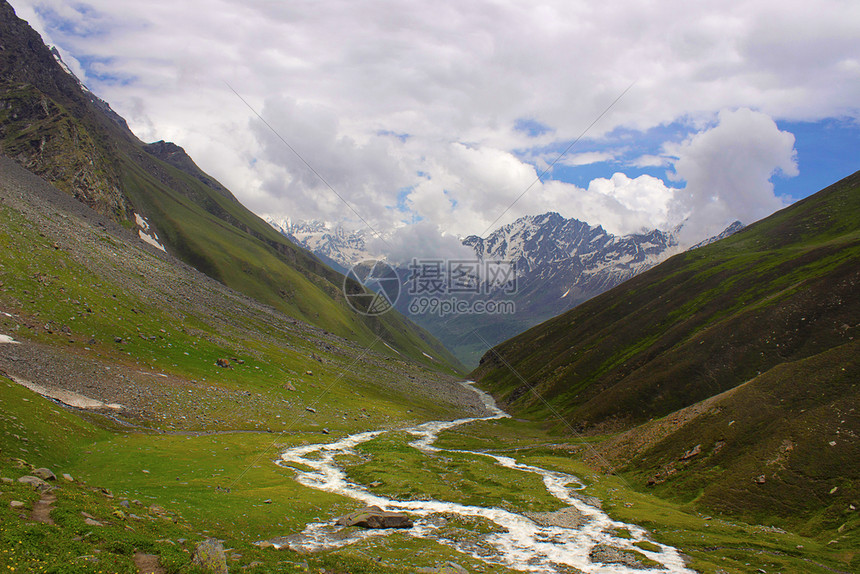 河和山背景的谷和山地背景图片