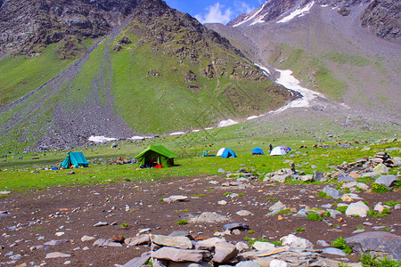 河口在谷搭建了多彩的帐篷图片