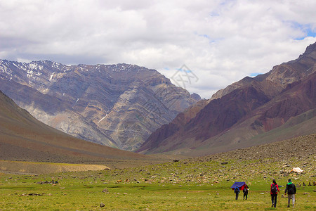 徒步旅行者一边徒步一边走向帐篷喜马偕尔邦印度北部图片