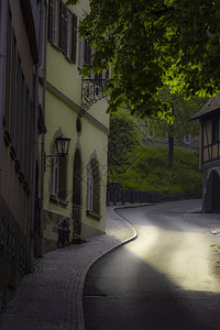 清晨夏日阳光明媚的清晨有旧德国建筑和绿树的空街道图片