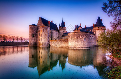 2019年著名的中世纪城堡日落时空图片
