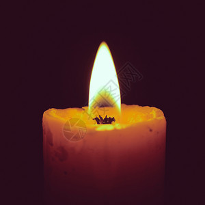 在黑色上燃烧蜡烛并产生反转过滤效果图片