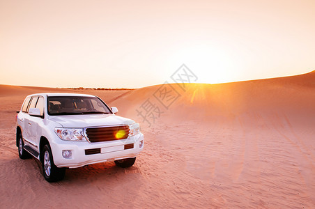 迪拜阿布扎比沙漠越野日落旅行在阿尔瓦塔的suv汽车可以抵御日落或日出图片