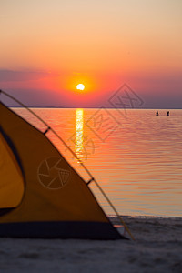 日落背景的帐篷乌拉尼海面的风景高清图片