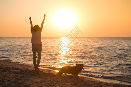 和海边的一条狗在起女孩阿佐夫海的乌拉尼群岛风景图片