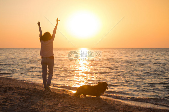 和海边的一条狗在起女孩阿佐夫海的乌拉尼群岛风景图片