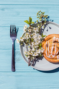素食和菜单樱花枝和盘子上的面包健康饮食图片