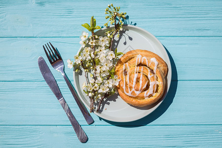 素食和菜单樱花枝和盘子上的面包健康饮食图片