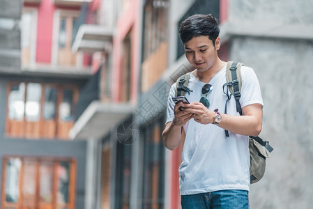 走路玩手机的男生图片