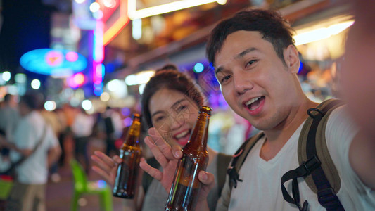 住在社交媒体上khaosn路上露宿夫妻们在泰王国的概念下旅行图片