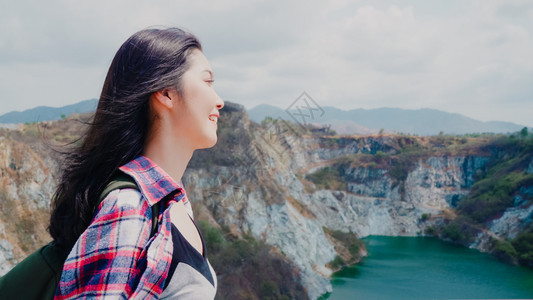 在山顶的上女享受探险旅行的节假日感受自由妇女的生活方式是在自由时间概念下妇女旅行和放松图片