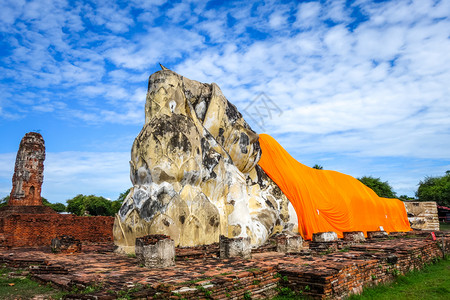 卧佛雕像在watlokayasutharam寺庙大城府泰国卧佛泰国大城府罗卡雅苏塔兰寺图片