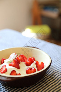 餐桌上甜点加奶油的草莓图片