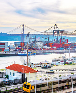Lisbon商业港口第25个April桥装有起重机的码头集装箱城市列车LisbonPrtugal图片