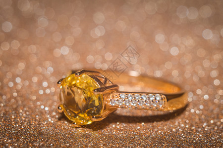 黄金环有闪亮的柑橘宝石图片