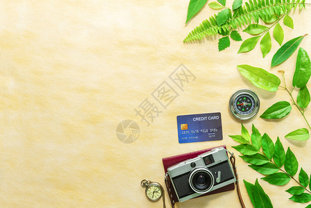 旅行背景概念旧相机信用卡护照袖珍手表和桌上的指南针有免费文本空间图片