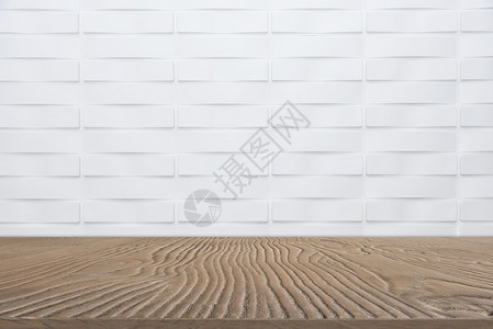 白色大理石墙壁背景显示产品的空木制桌面抽象背景图片