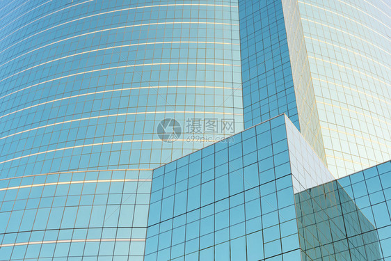 蓝眼镜窗口的抽象背景现代建筑的蓝色天空反射图片