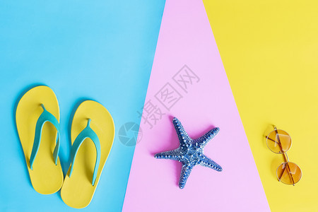 夏天的概念平底拖鞋太阳镜和海星在多彩背景上免费的文字空间图片