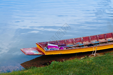 晚上在阳青铜水保护器湖岸的当地彩色木制渔船图片