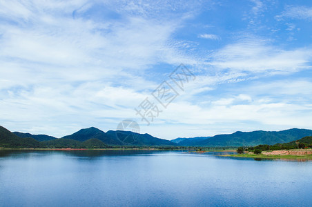 含夏日天空的YangChum水保护堤坝的蓝湖PrachubKirkan泰王国图片