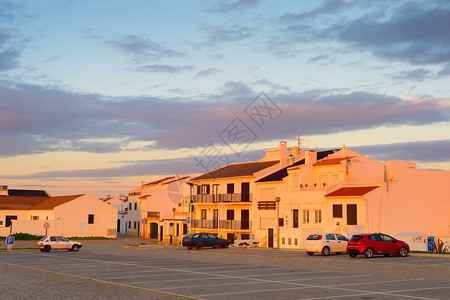 传统脚下城市建筑和停车场汽的日落景色图片