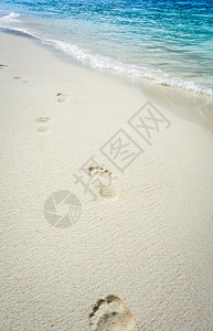 热带海滩上的脚印科胡嘴唇泰河沿岸图片