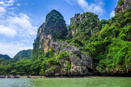 泰国甲米的莱雷海滩船只和石灰岩悬崖泰国甲米的拉伊海滩背景图片