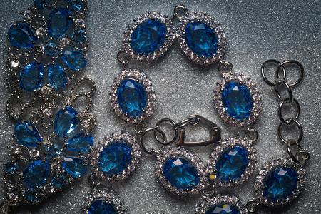 时尚的银手镯和耳环蓝色紫罗兰石赞拿铁仿真品图片