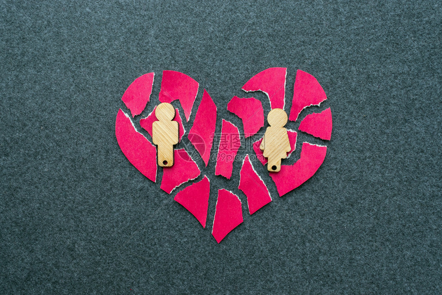 分手离婚失灵的关系概念碎裂马赛克粉红色的心和灰背景男女木偶