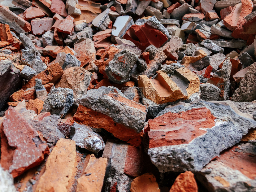 建筑工地的碎红砖和混凝土关闭细节毁坏概念