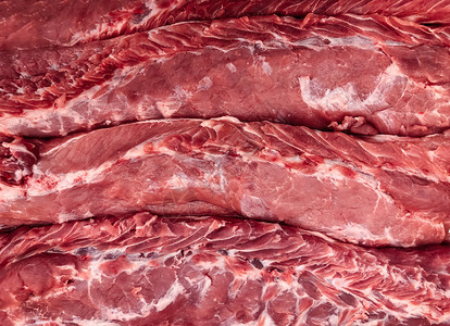 大堆生新鲜猪肉卷红最透视镜头市场上的批发肉类产品图片