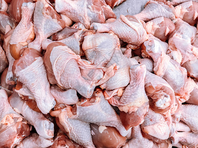 大堆原生新鲜鸡腿或大片镜头市场上的批发肉类产品图片